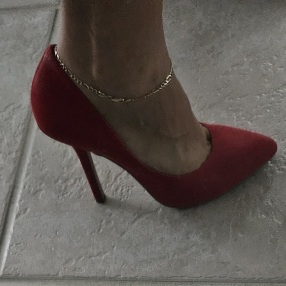 🌟BCBG Like New Red Suede Stiletto Close Toe Pointed Heels🌟 - Picture 8 of 9